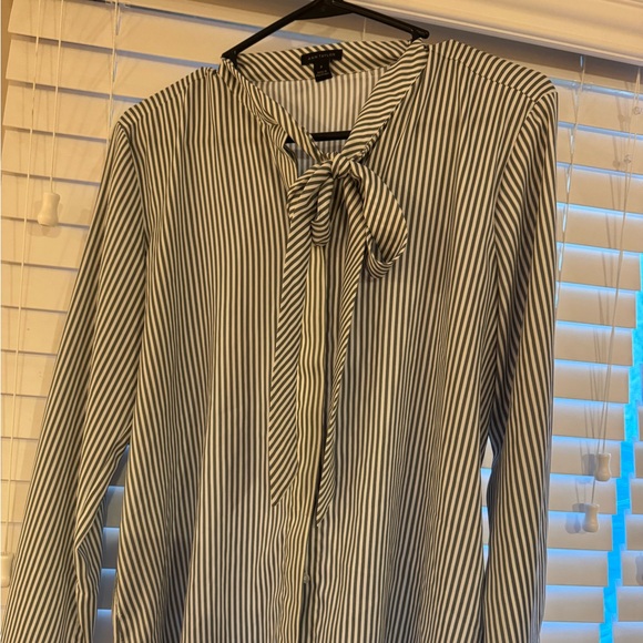 Ann Taylor button up with bow - Picture 1 of 2